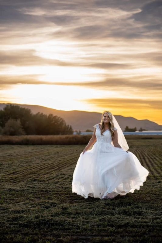 elopement poses outdoor wedding photography ideas